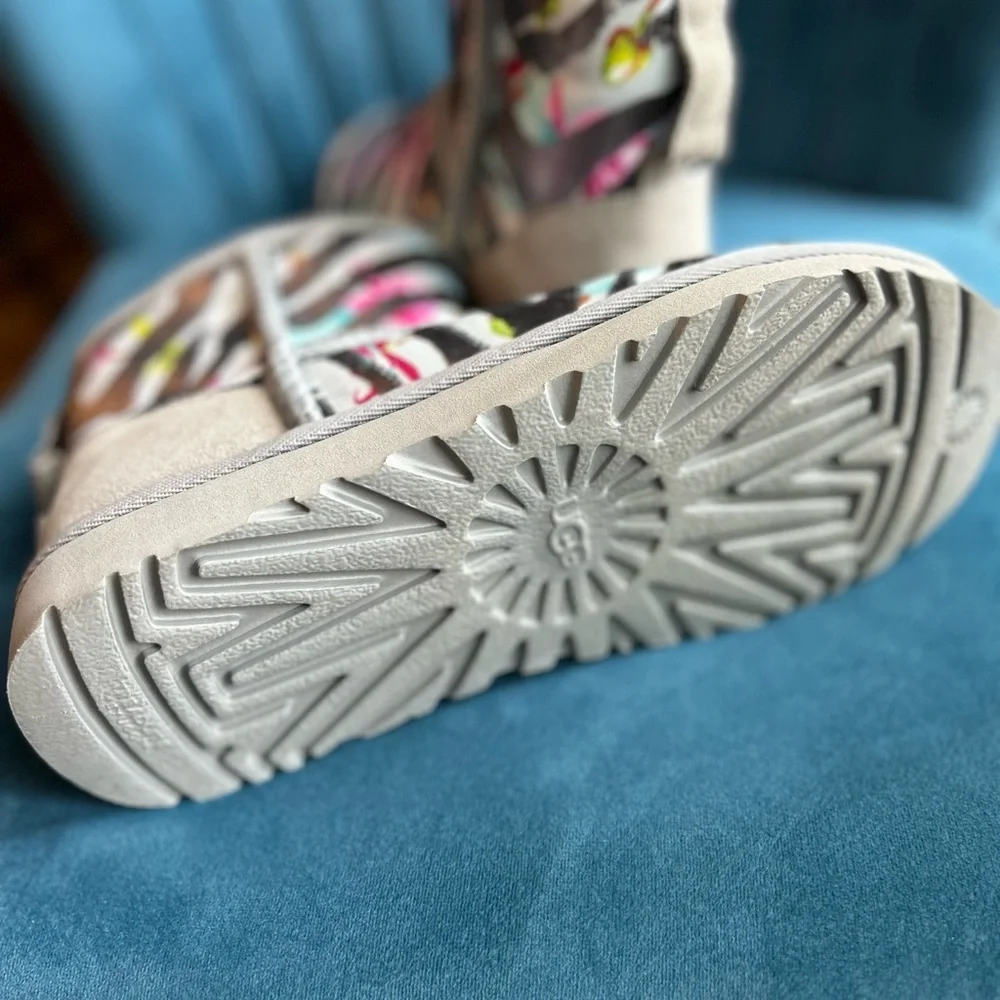 Women’s Classic mini Uggs Size 6